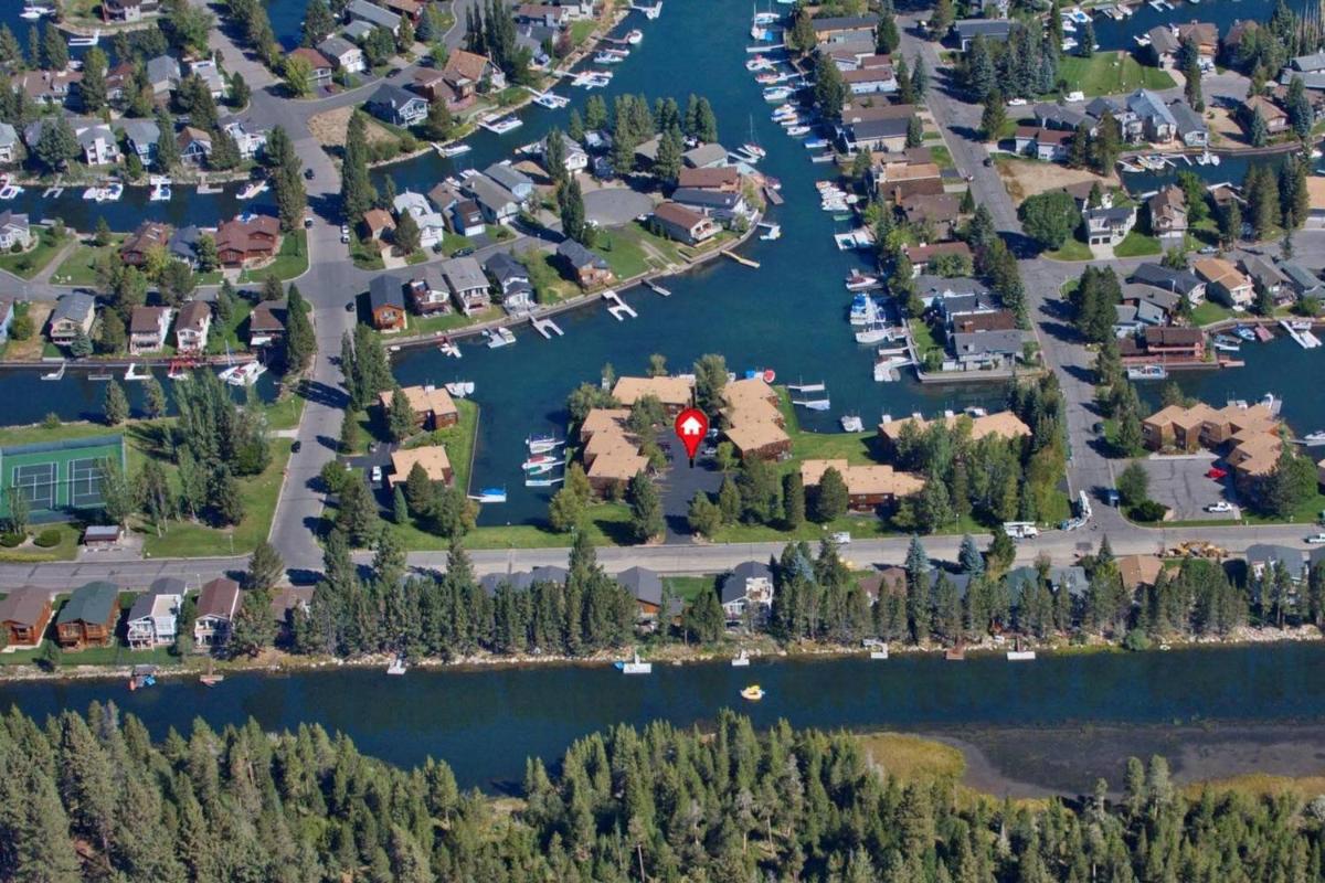 Popular attractions Area Nearby Property